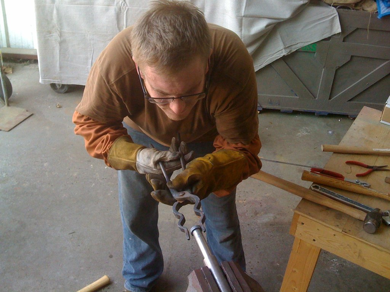 Illustration for article titled This guy hand-forged his own wedding ring. OUT OF A METEORITE.